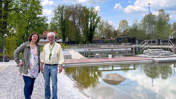 Die Vorstandsmitglieder Jana Kober und Peter Franke hoffen auf Sonnenschein, damit sich das Naturbad Furth auch bald wieder mit Badegästen füllt. Foto: hw