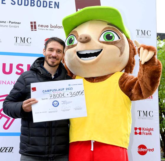 Felix Neureuther mit dem Maskottchen des 3. Spendenlaufs der „neuen Balan“ in München.  Foto: Schneider-Press/W.Breiteneicher
