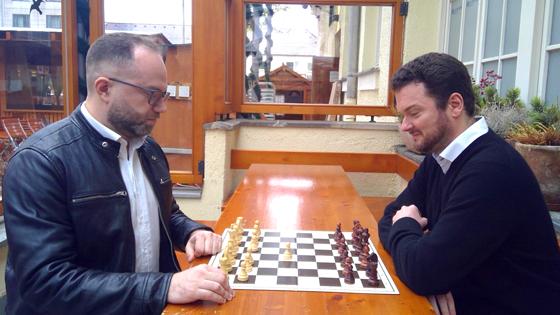 Supergroßmeister Pavel Eljanov (links) aus der Ukraine ist der Topspieler beim 1. Münchner Schachfestival. Gedächtnisweltmeister Simon Reinhard hält Vorträge. Foto: bas