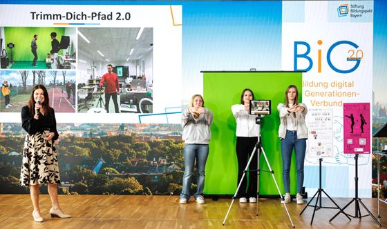 Die Erich Kästner Grund- und Mittelschule Höhenkirchen-Siegertsbrunn präsentierte ihr Sportprojekt "Pimp den Trimm-Dich-Pfad" mit anschließendem Test der virtual reality-Brille. Foto: Matthias Balk/Stiftung Bildungspakt Bayern