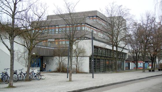Seit 50 Jahren gibt es das Gymnasium München/Moosach - hier ein Bild vor der Generalsanierung. Foto: privat