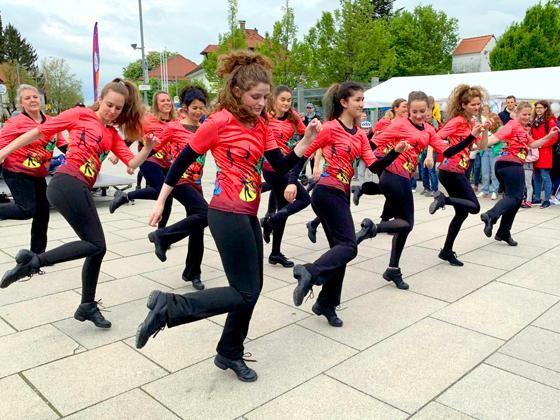Musik zog sich wie ein roter Faden durch den Nachmittag: Hier zeigt beispielsweise die Tanzschule eine Show zu modernen Rhythmen. Foto: Claudio Cumani