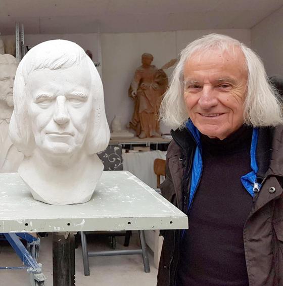 Walter Haupt mit einer Büste von ihm, die der Bildhauer Toni Preis zu Haupts 85. Geburtstag anfertigte. Archivbild: privat