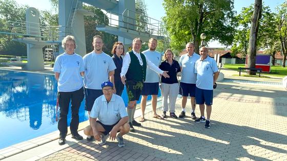 Bürgermeister Wolfgang Panzer und seine Schwimmbad-Crew bei der Eröffnung des Freibades. Foto: hw