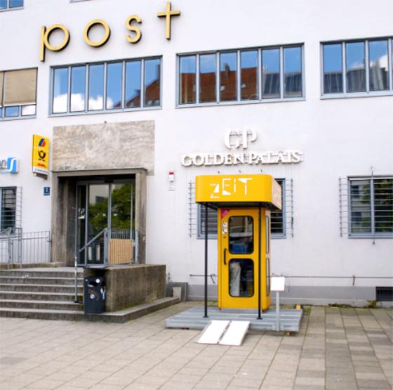 Bei der alten gelben Telefonzelle vor der TeLa Post in Giesing handelt es sich um eine Zeitkapsel. Bis 10. September bleibt sie dort stehen. Foto: MEMORO e.V.