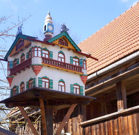 Der Taubenkogel des Heimatmuseums von Sauerlach stammt aus dem Jahr 1920. Er ist auch von Außen zu bewundern und eine Augenweide. Foto: hw