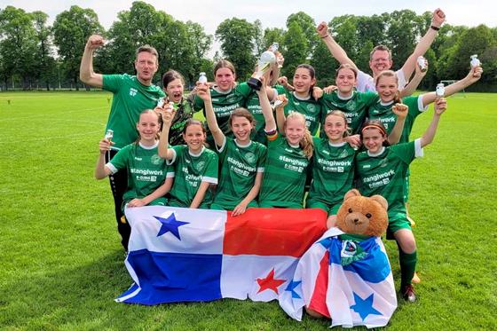 Die U15-Juniorinnen samt Maskottchen freuen sich riesig über den Vize-Weltmeister-Titiel. Foto: FC Fasanerie-Nord