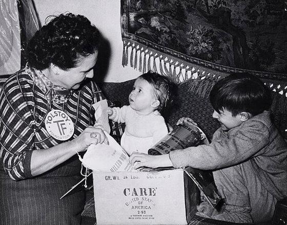 Auch die Kleinsten freuten sich über Zuwendungen in den 1950er Jahren. Foto: Archiv des Tolstoi Hilfs- und Kulturwerks