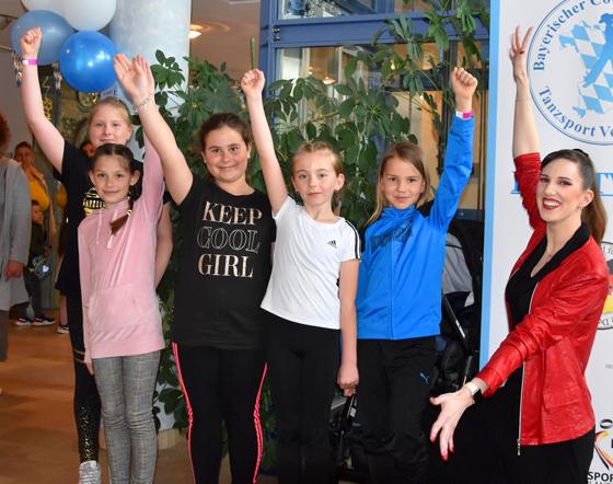 Kleine Tänzerinnen trumpften ganz groß auf bei der Bayerischen Linedance-Meisterschaft 2023: Trainerin Tina Germeier (rechts) präsentiert die Linedance-Kids der Tanzsportgemeinschaft Da Capo. Foto: Da Capo