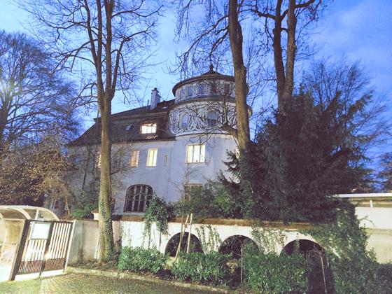 Die Tour führt auch durch die Maria-Theresia-Straße. Hier steht die Villa Bechtolsheim, vermutlich der älteste erhaltenen Jugendstilbau in Deutschland. Foto: bas