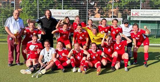 Die Frauen des SC Amicitia München spielen auch 2023/24 in der Bayernliga  ein großer Erfolg für die Mannschaft von Trainer Samir Merdanovic (3. von links). Foto: Verein