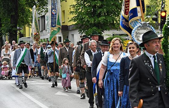 Beim Unterföhringer Festumzug wird traditionell mit der Fahne mitmarschiert. Foto: Gemeinde Ufg