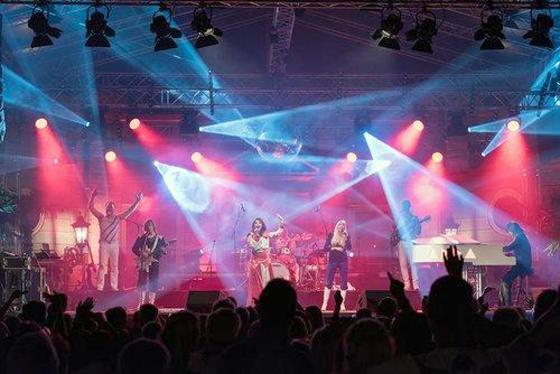 Tanzen, singen, gute Laune, das alles verspricht die ABBA-Night in Unterföhring. Foto: Lioba Schöneck