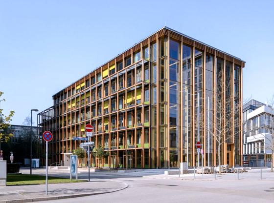 Eindrucksvoll präsentiert sich auch der Bau der Bundesgeschäftsstelle des Deutschen Alpenvereins in München. Foto: Sebastian Schels