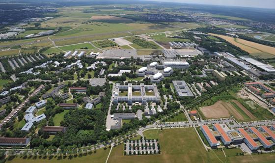 Die Universität der Bundeswehr München in Neubiberg von oben betrachtet. Am Samstag feiert sie ihren 50. Geburtstag! Foto: Claus Schunk