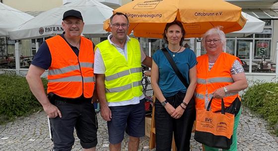 Freuten sich über zahlreiche Teilnehmer beim BVO-Nachtflohmarkt (v.l.) Frank Aulenbacher, Reinhard Pohl, Irene Kipp und Erika Aulenbach. Foto: hw