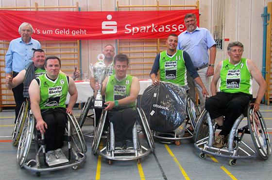 Die Siegermannschaft West Park Weelys Ingolstadt mit Landrat Stefan Löwl (re) und Michael Reindl (li). Foto: red