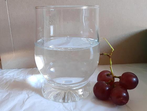 Ein Glas Wasser sorgt bei hochsommerlichen Temperaturen für Kühlung in der heißen Stunde. Foto: mha
