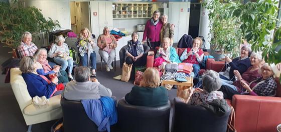 Nicht nur Platz für Strickbegeisterte sondern für alle Senioren, die gemeinsam Zeit verbringen wollen, bietet die Community Kitchen in Neuperlach. Foto: Community Kitchen