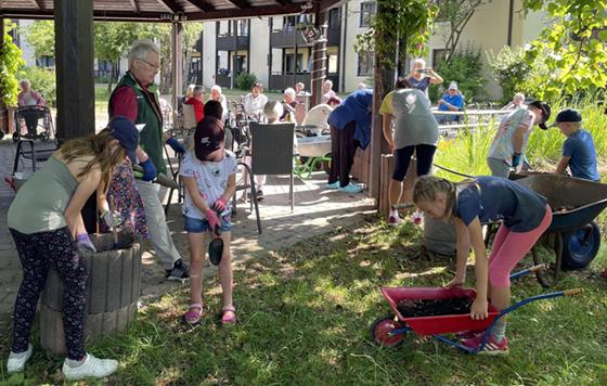 Die Kindergruppe "Tausendfüßler" des Gartenbauvereins sorgte im Marienheim dafür, dass dort nun wieder Blumen blühen. Foto: Gartenbauverein Oberpframmern
