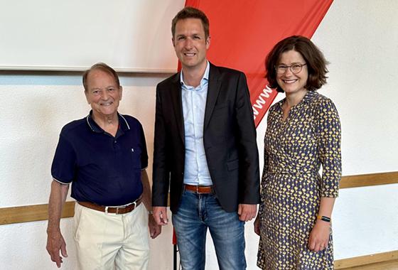 (V.l.:) Notar Peter Paul Gantzer, Florian Schardt und Birte Bode (beide Vorsitzende der SPD Unterschleißheim-Lohhof) informieren die Bürger über das Thema Vorsorge. Foto: VA