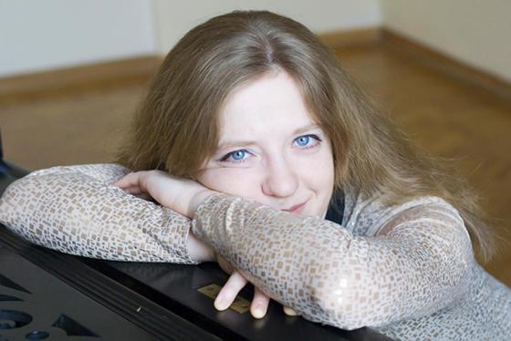 Solistin am Klavier ist die in Novosibirsk geborene, mit vielen Preisen bei internationalen Wettbewerben ausgezeichnete Pianistin Tatiana Chernichka. Foto: VA
