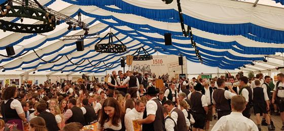 Für beste Stimmung auf dem Poinger Volksfest sorgen neben dem guten Bier und der Musik die vielen Burschenvereine und Deandlgruppen aus der Region. Foto: sd