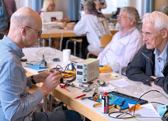 Ein professionelles Team hilft bei der Reparatur von defekten Geräten. Foto: Michael Himmelstoß