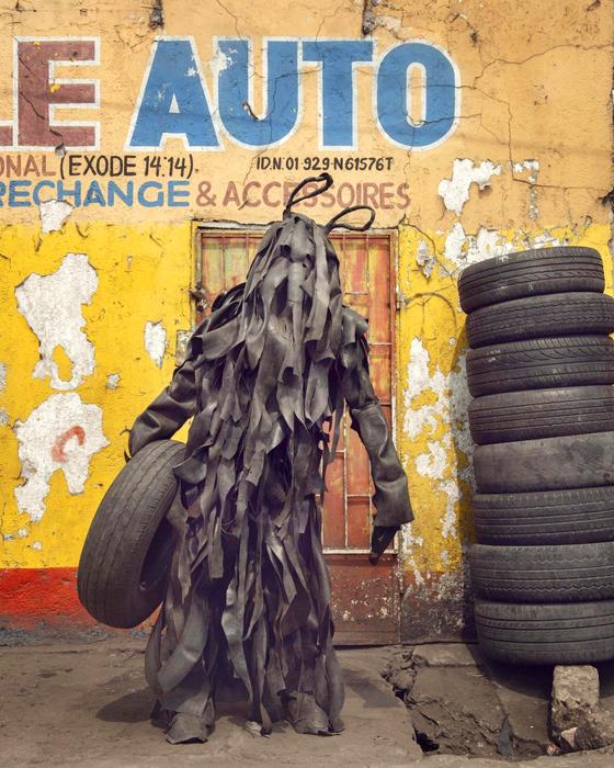 Ganz anders als man sich afrikanische Masken gewöhnlich vorstellt, kommen einige der von Stéphan Gladieu fotografierten Maskenkostüme daher. Foto: Stéphan Gladieu