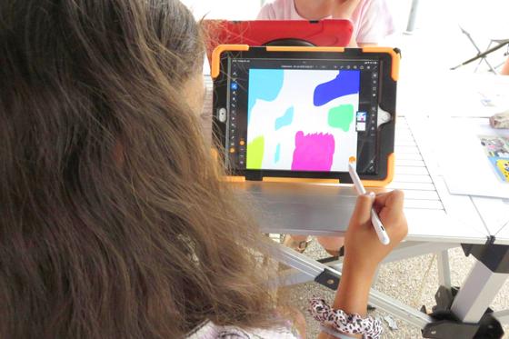 Kinder gestalten mit Tablets und Programmen wie TagTool oder Adobe Areo eigene Kunstwerke am Bildschirm. Foto: VA