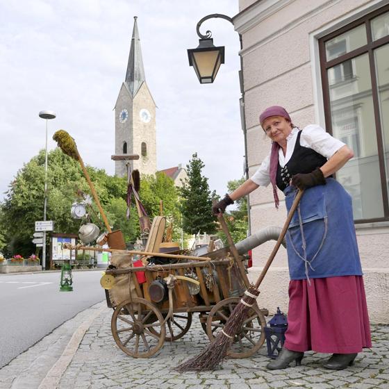 Die Kath' l hat wieder ihren Wagen ausgepackt und lädt zu unterhaltsamen Touren durch Holzkirchen ein. Foto: Agnes Kraus