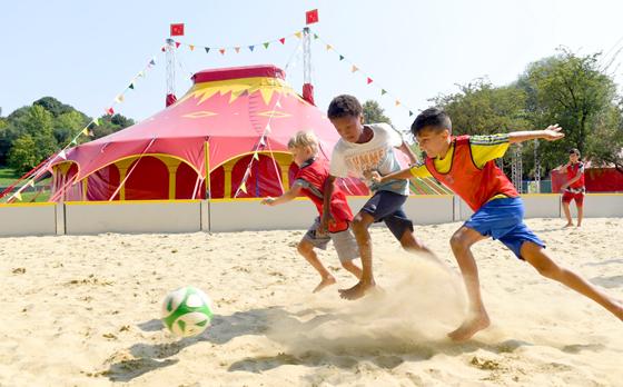 Im Olympiapark wird im Rahmen der Ferienbetreuung auch Beachfußball für die Kids angeboten. Für jeden Geschmack ist hier etwas dabei. Foto: Felix Hörhager für Lilalu