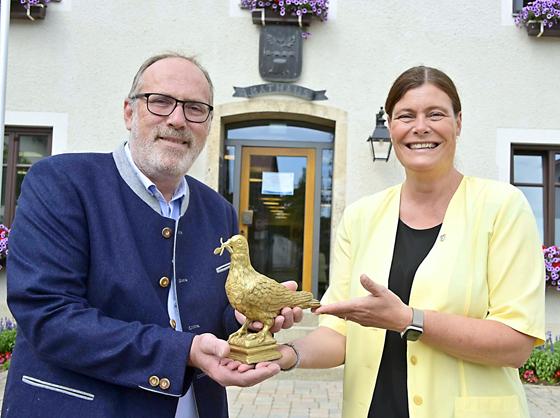 Die Goldene Friedenstaube ist nun zu Gast in Hohenbrunn, Bürgermeisterin Mindy Konwitschny (Höhenkirchen-Siegertsbrunn) übergab sie an Bürgermeister Dr. Stefan Straßmair (Hohenbrunn).  Foto: Gemeinde Hohenbrunnn