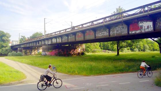 Auf der Braunauer Eisenbahnbrücke überquert der Münchner Südring die Isar. Seit langem gibt es Pläne, hier einen Fuß- und Radweg zu errichten. Foto: bas