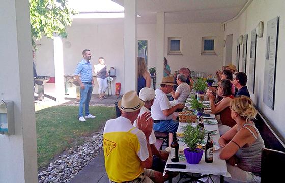 Dominik Grimm (links), der Geschäftsführer der Diakonie Moosach, begrüßte die ehrenamtlichen Helferinnen und Helfer zum Sommerfest. Foto: bas