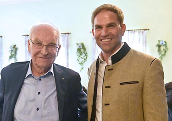 In Kirchheim gab es beim politischen CSU-Stammtisch Besuch von Dr. Edmund Stoiber. Begrüßt wurde er sehr herzlich von Bürgermeister Maxi Böltl. Foto: Claus Schunk
