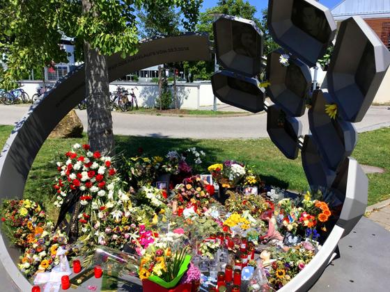 Das Denkmal in der Hanauer Straße erinnert an die Opfer des Attentats am 22. Juli 2016. Foto: dm