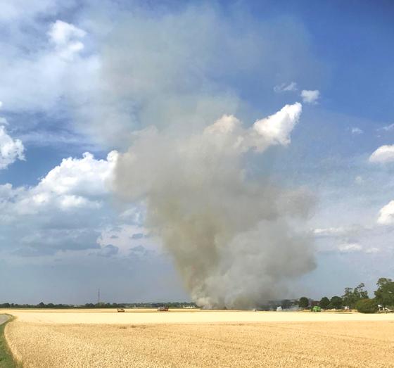 Durch den Wind war es zu starker Rauchentwicklung auf den brennenden Feldern gekommen. Foto: FFW Garching