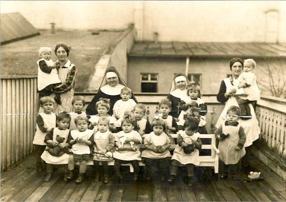 Dieses Bild stammt von 1924: Es zeigt betreute Kinder sowie Mallersdorfer Franziskanerinnen, die die "Kinderbewahranstalt" 111 Jahre lang leiteten. Foto: Archiv/KJF