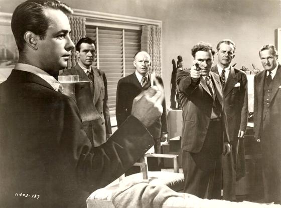 Auf der Suche nach dem Mörder seiner Frau gerät Kriegsheimkeher Johnny in dem Film Noir "The Blue Dahlia" in gefährliche Situationen.  Foto: Universal