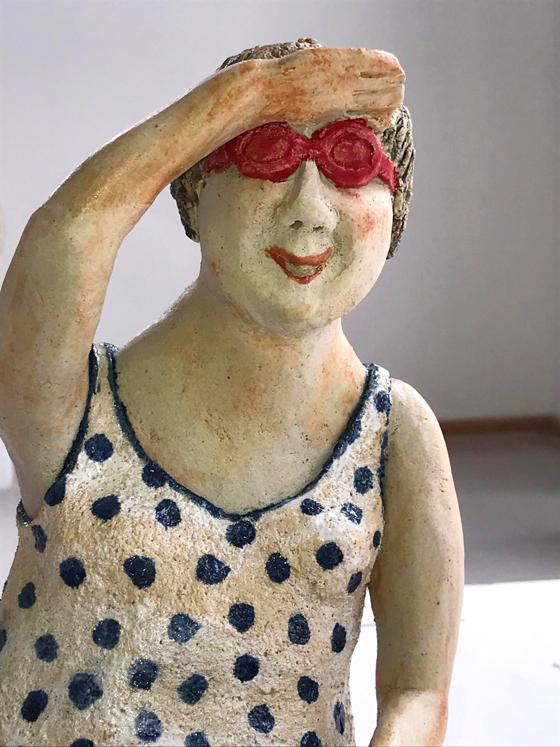 Diese Keramik-Dame der Künstlerin Hilo Fuchs hat  laut Werkstitel  den "Durchblick".  Foto: Hilo Fuchs