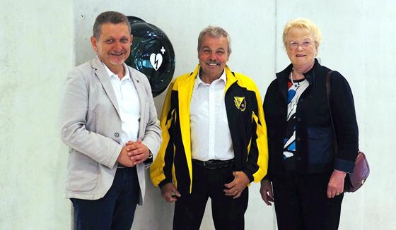 Von links: Grasbrunns Erster Bürgermeister Klaus Korneder, Uli Hammerl und Hannelore Kerbl bei der Einweihung des neuen Defibrillators. Foto: Gemeinde Grasbrunn