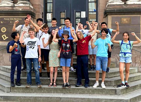 Die erfolgreichen Teilnehmerinnen und Teilnehmer des Maria-Theresia-Gymnasiums beim Landeswettbewerb Mathematik Bayern 2023. Foto: MTG/Niko Eschrich