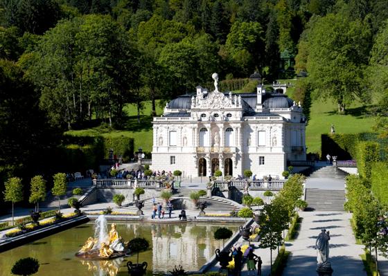 Schloss Linderhof feiert am 25. August den 178. Geburtstag von König Ludwig II. mit einem ganzen Strauß an Veranstaltungen.  Foto: Vroni Freudling