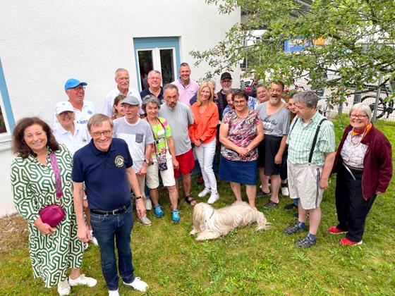 Freuen sich gemeinsam über das Fest: die Aschheimer Lions, die Einrichtungsleitung der Lebenshilfe sowie Bewohner der Lebenshilfe Putzbrunn. Foto: Lions Club Aschheim