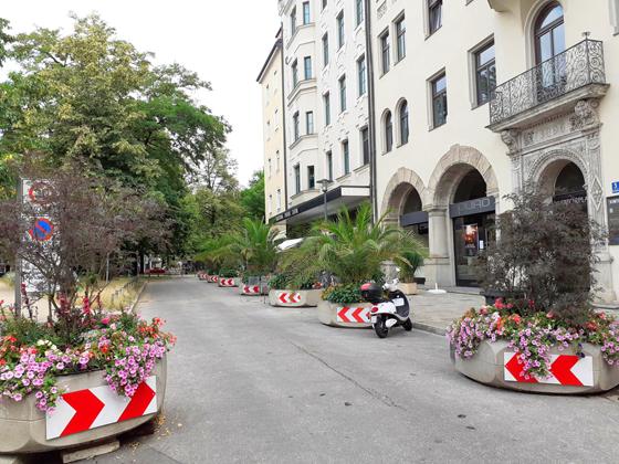 Mit vielen bunt gefüllten Pflanzgefäßen präsentiert sich die Isartorstraße im Blumenkleid und lädt als Sommerstraße zum Verweilen ein.  Foto: mha