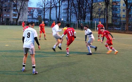 Der FC Sportfreunde München (rot) muss an der Wackersberger Straße beim FC Viktoria München antreten. Foto: bas