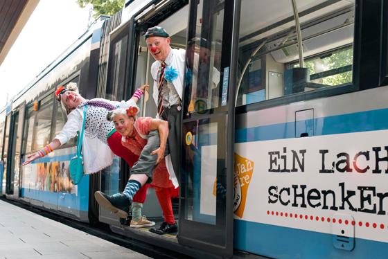 Im Jubiläumsjahr der KlinikClowns fährt auf wechselnden Strecken eine Straßenbahn durch München, die mit Fotos ihrer Arbeit gestaltet ist.  Foto: Susanne Heiker