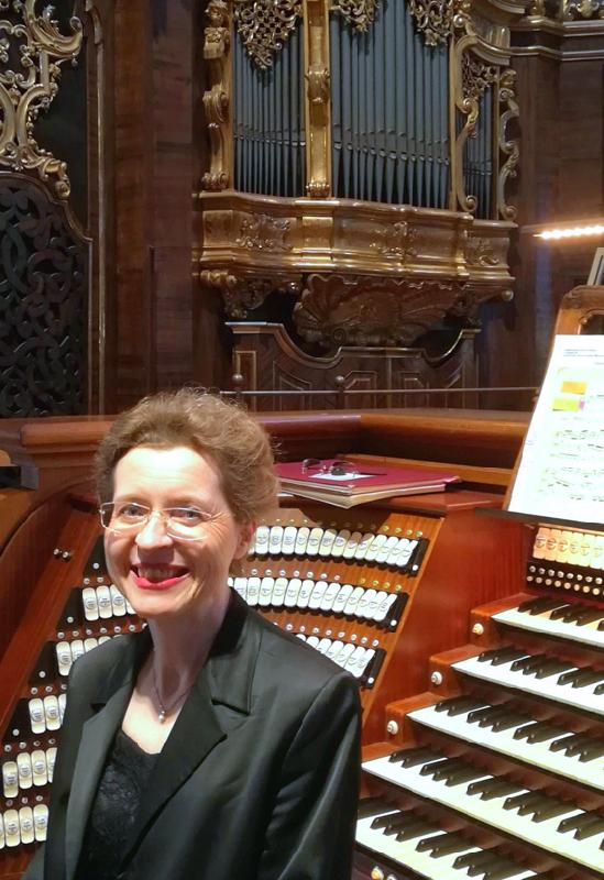 An der großen Orgel spielt die Münchner Konzertorganistin Gudrun Forstner. Foto: Gudrun Forstner