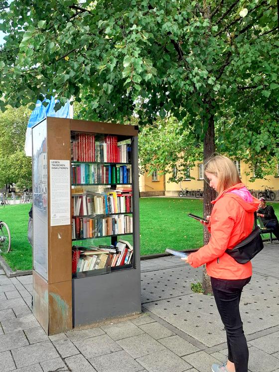 Direkt am Nordbad befindet sich der erste aller öffentlichen Bücherschränke in München. Gleich daneben laden Bänke zum Anlesen ein.  Foto: mha